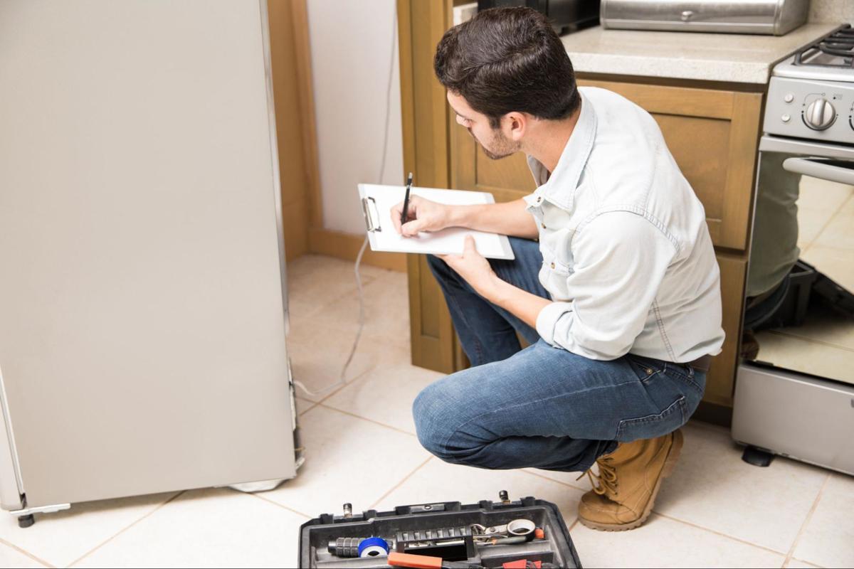 Plaatsbeschrijving bij verkoop waarbij de expert toestellen en details nauwkeurig noteert